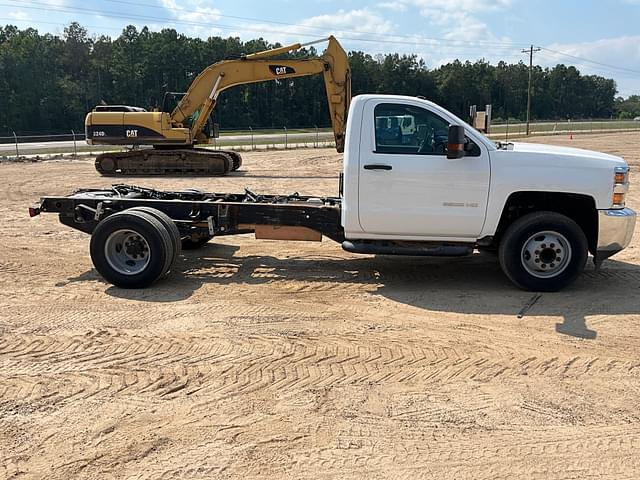 Image of Chevrolet 3500HD equipment image 3