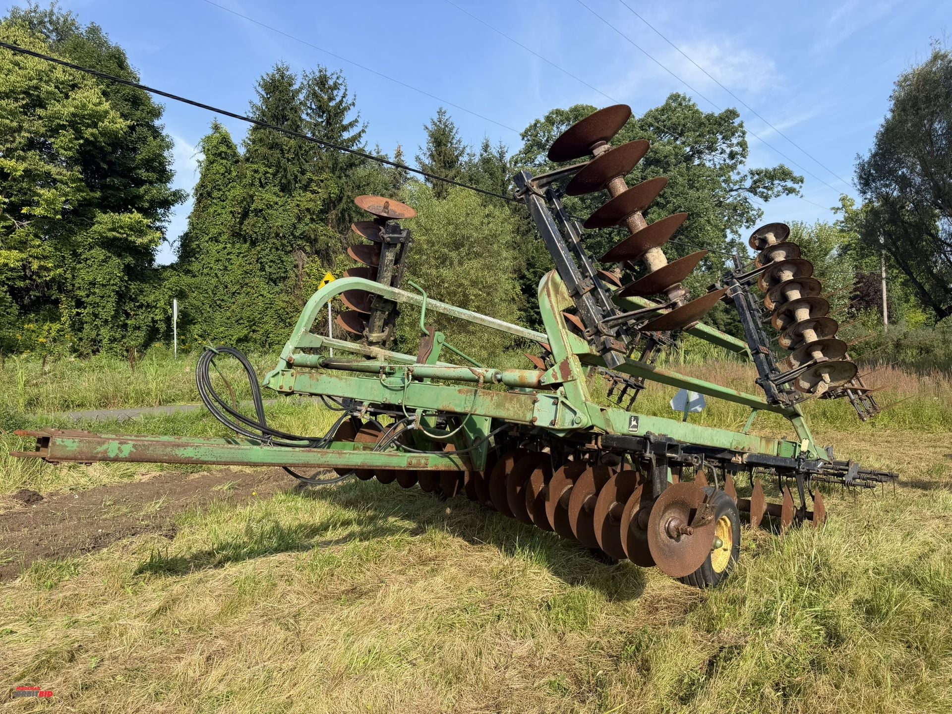 John Deere 235 Equipment Image0
