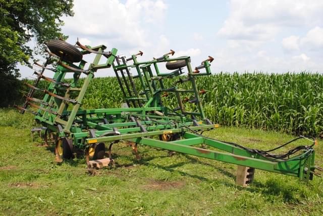 Image of John Deere 960 equipment image 1