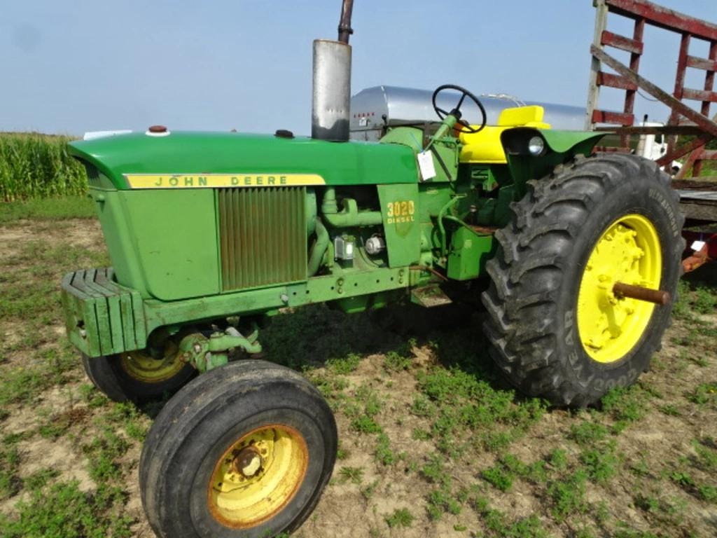 1972 John Deere 3020 Equipment Image0
