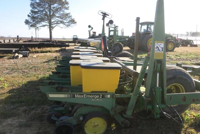 Image of John Deere 7240 equipment image 4