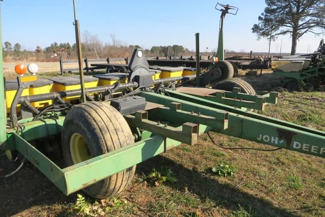 Image of John Deere 7240 equipment image 2