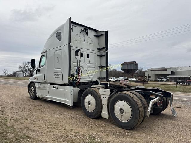 Image of Freightliner Cascadia equipment image 2