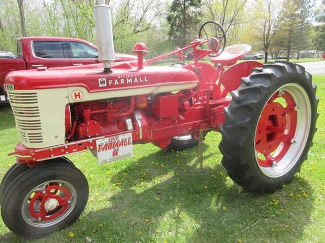 Image of Farmall H equipment image 2