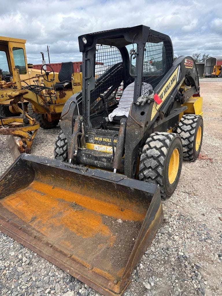 New Holland L228 Equipment Image0