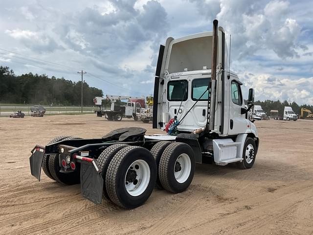 Image of Freightliner Cascadia equipment image 4