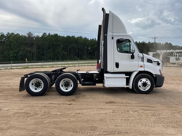 Image of Freightliner Cascadia equipment image 3