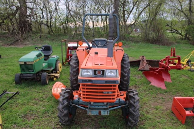 Image of Kubota L2250 equipment image 1