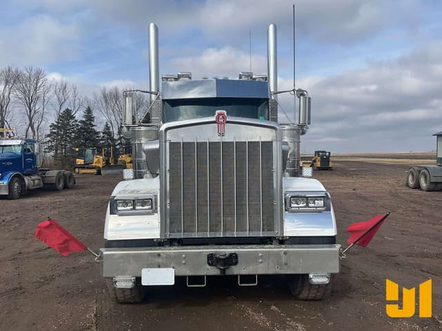 Image of Kenworth W9 equipment image 1