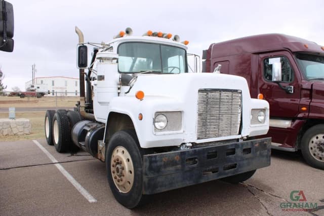 Image of Mack R688ST equipment image 1
