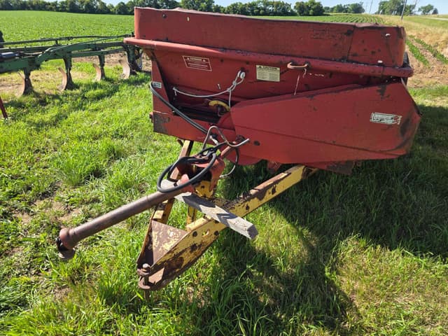 Image of New Holland 520 equipment image 2