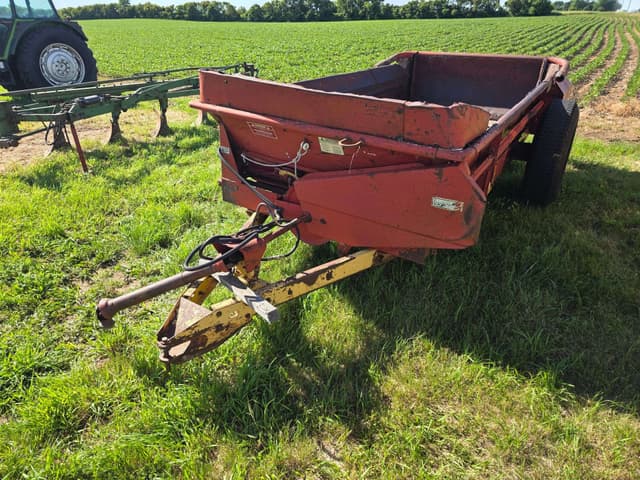 Image of New Holland 520 equipment image 1