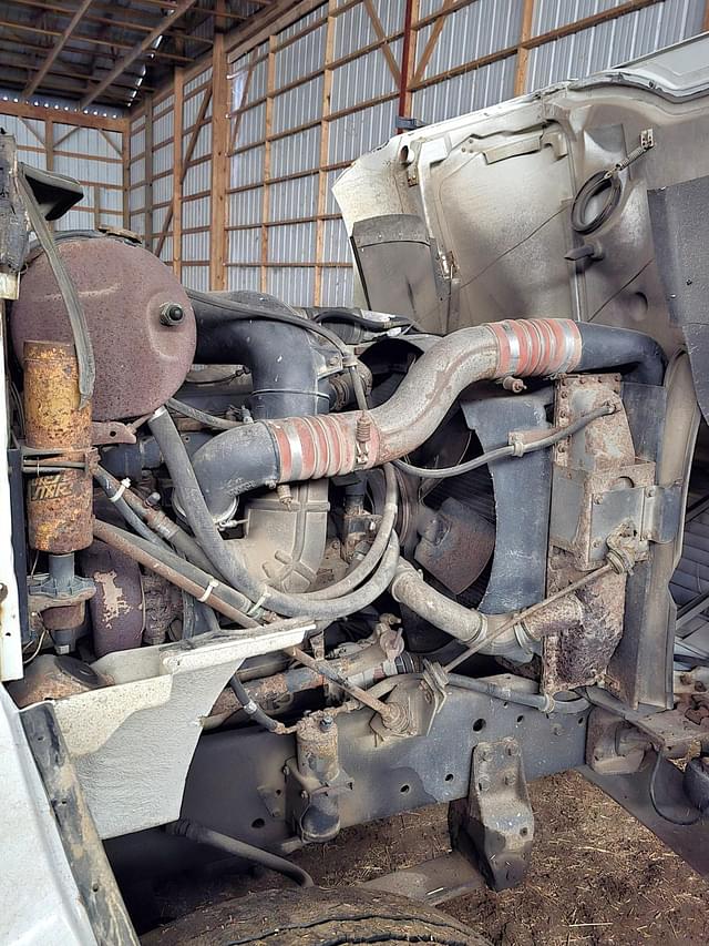 Image of International 8200 equipment image 4