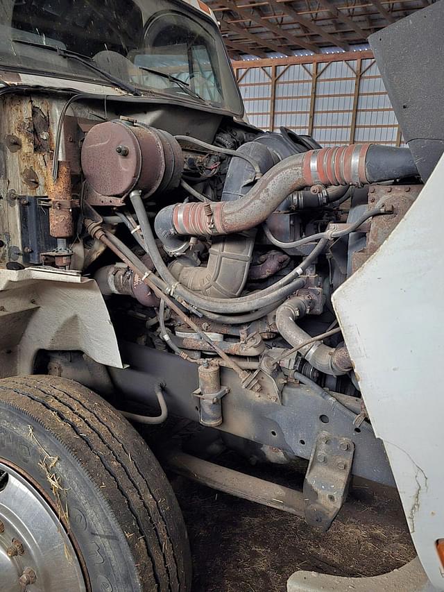 Image of International 8200 equipment image 3