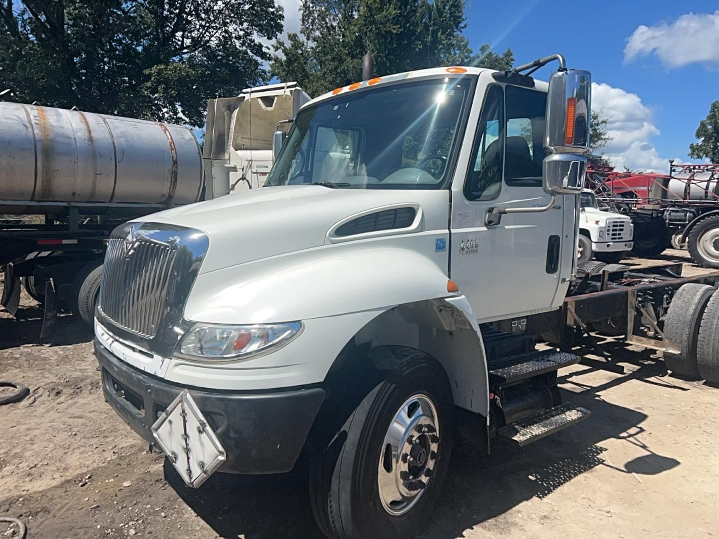 2004 International 4400 Equipment Image0