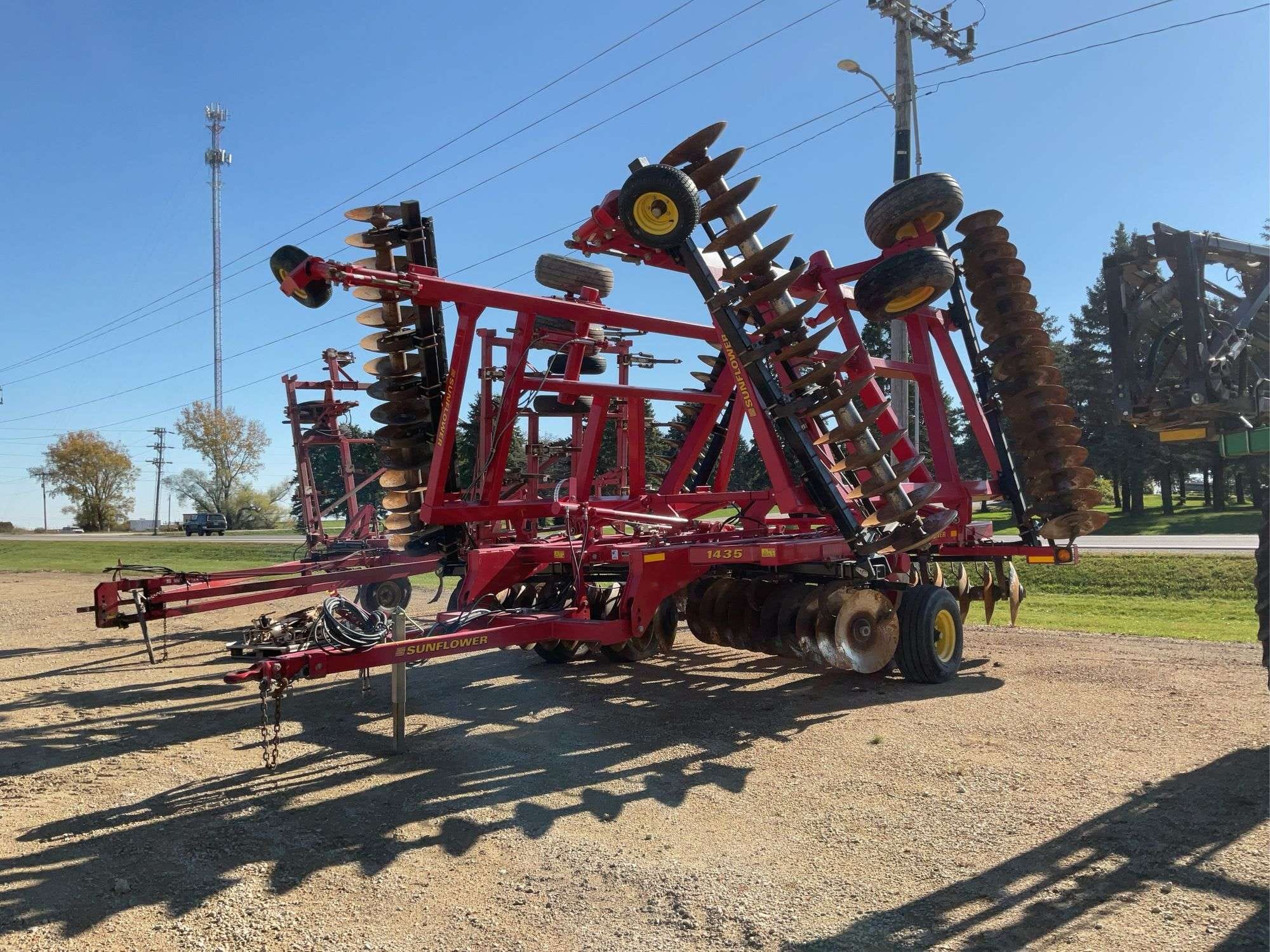 Sunflower 1435 Equipment Image0