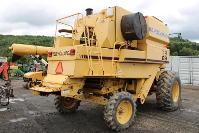 Image of New Holland TR88 equipment image 3