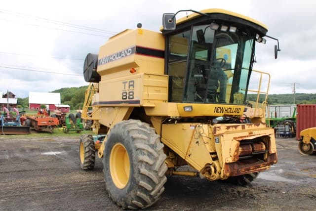 Image of New Holland TR88 equipment image 2