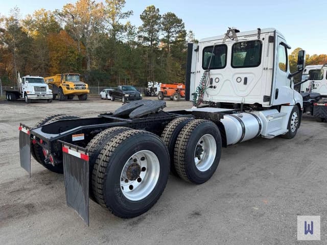 Image of Freightliner Cascadia 126 equipment image 3
