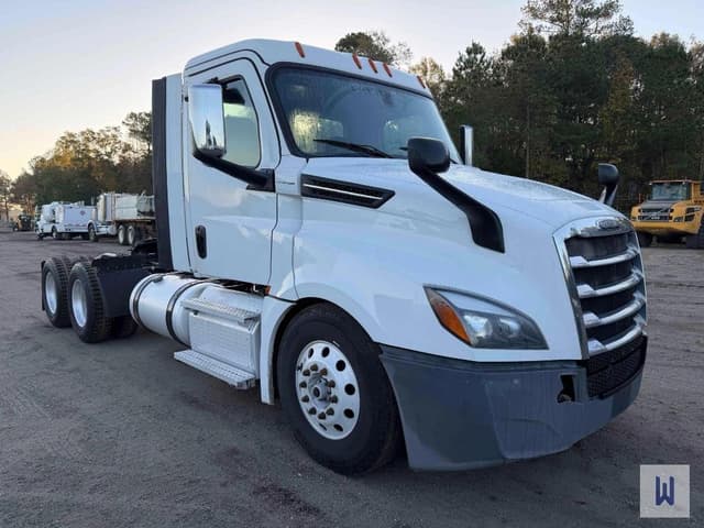 Image of Freightliner Cascadia 126 equipment image 2