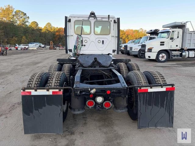 Image of Freightliner Cascadia 126 equipment image 4