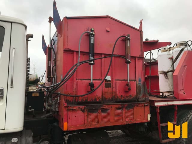 Image of International 4900 equipment image 4