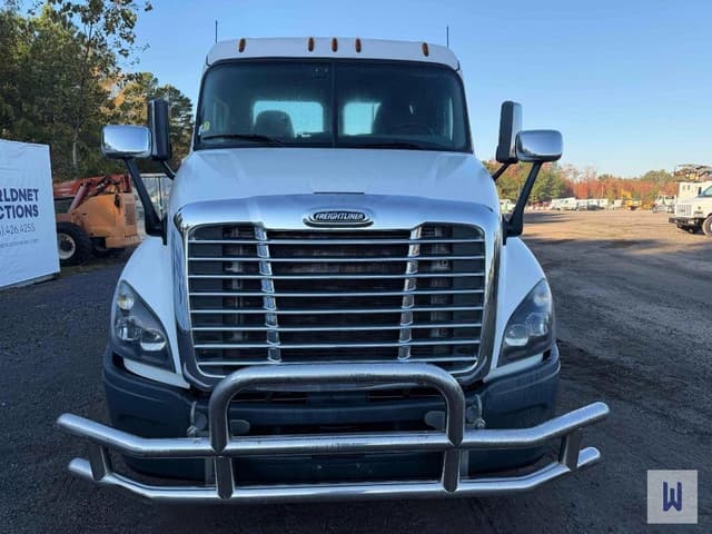 Image of Freightliner Cascadia 125 equipment image 2