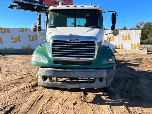 Image of Freightliner Columbia equipment image 1