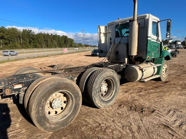 Image of Freightliner Columbia equipment image 4