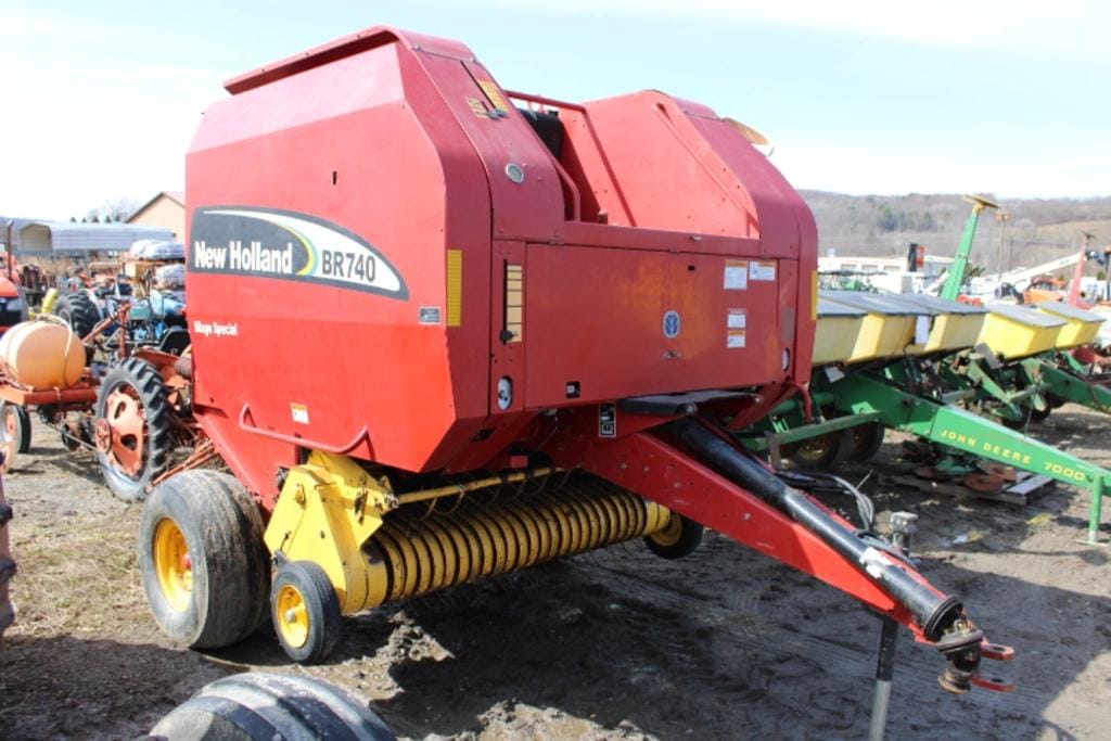 New Holland BR740 Equipment Image0