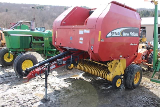 Image of New Holland BR740 equipment image 2