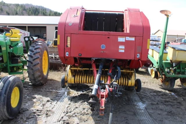 Image of New Holland BR740 equipment image 1