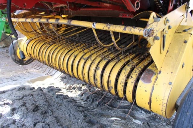 Image of New Holland BR740 equipment image 3