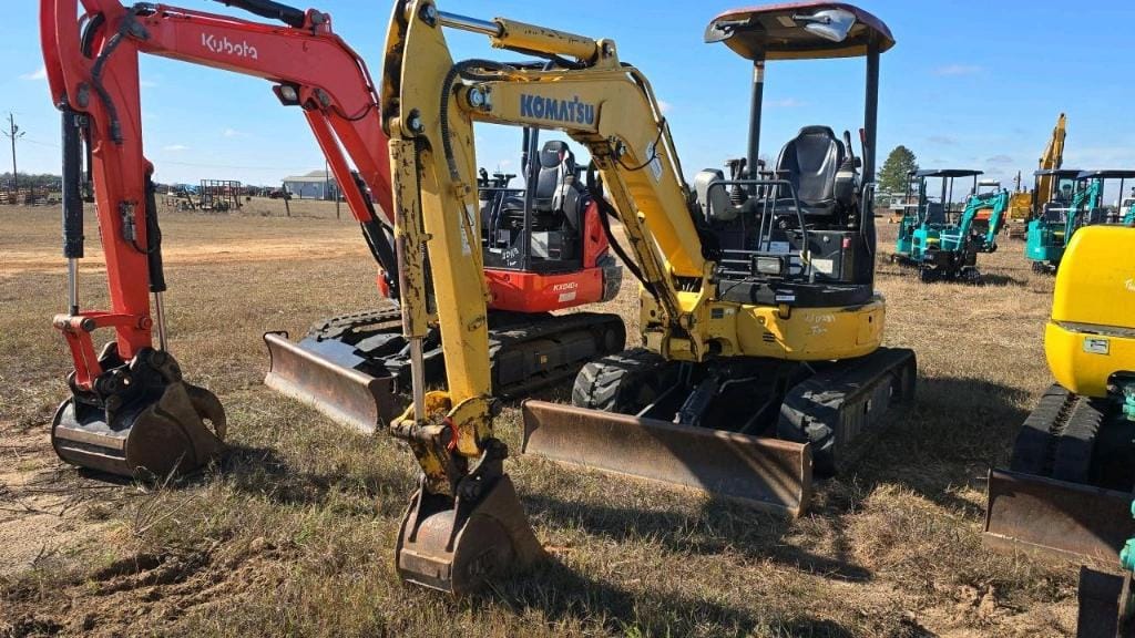 2017 Komatsu PC30MR-5 Equipment Image0