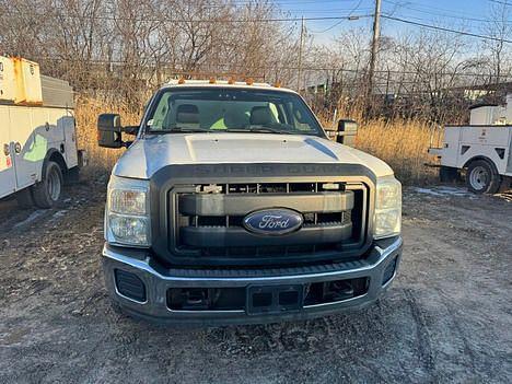 Image of Ford F-350 equipment image 1