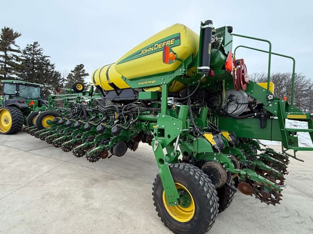 Image of John Deere 1775 equipment image 3