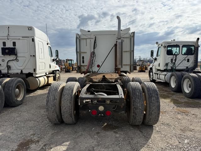 Image of Freightliner Columbia equipment image 4