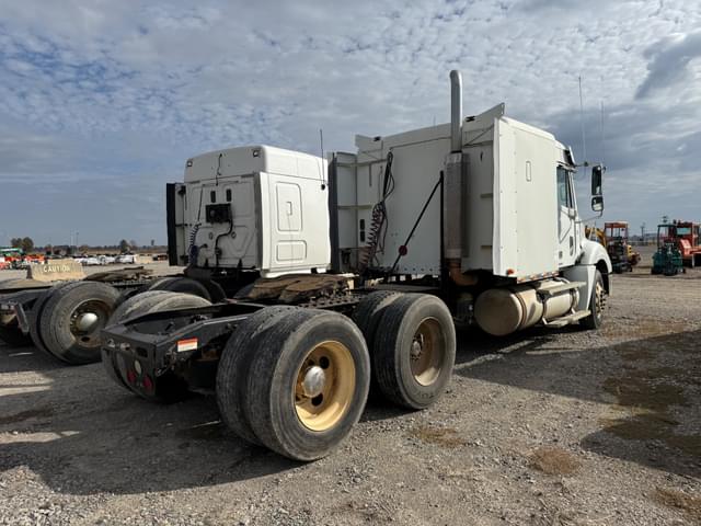 Image of Freightliner Columbia equipment image 3