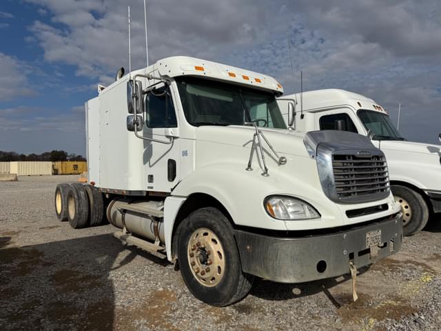 Image of Freightliner Columbia equipment image 2