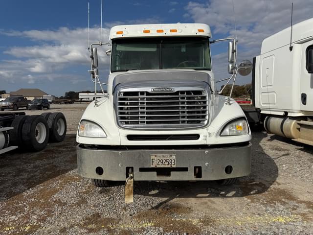 Image of Freightliner Columbia equipment image 1