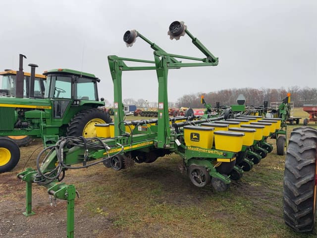 Image of John Deere MaxEmerge Plus equipment image 1