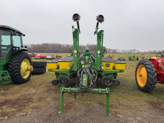 Image of John Deere MaxEmerge Plus equipment image 2