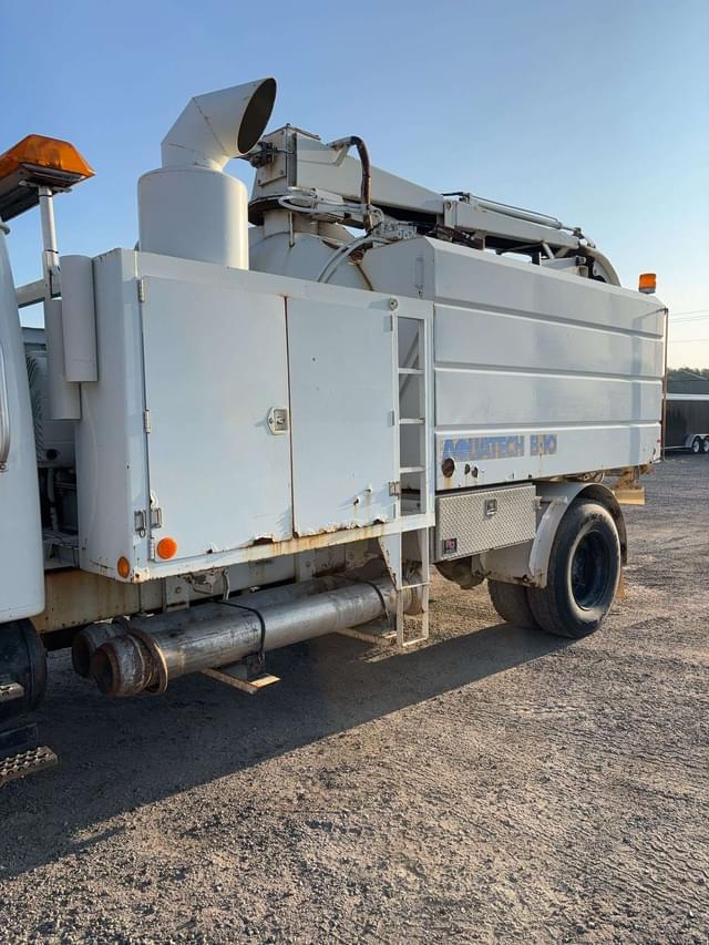 Image of International 4900 equipment image 4