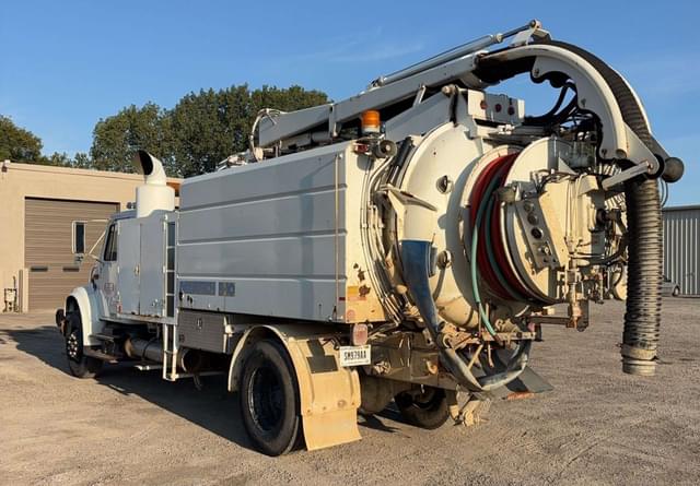 Image of International 4900 equipment image 2