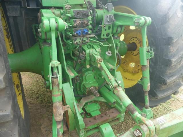 Image of John Deere 8260R equipment image 4