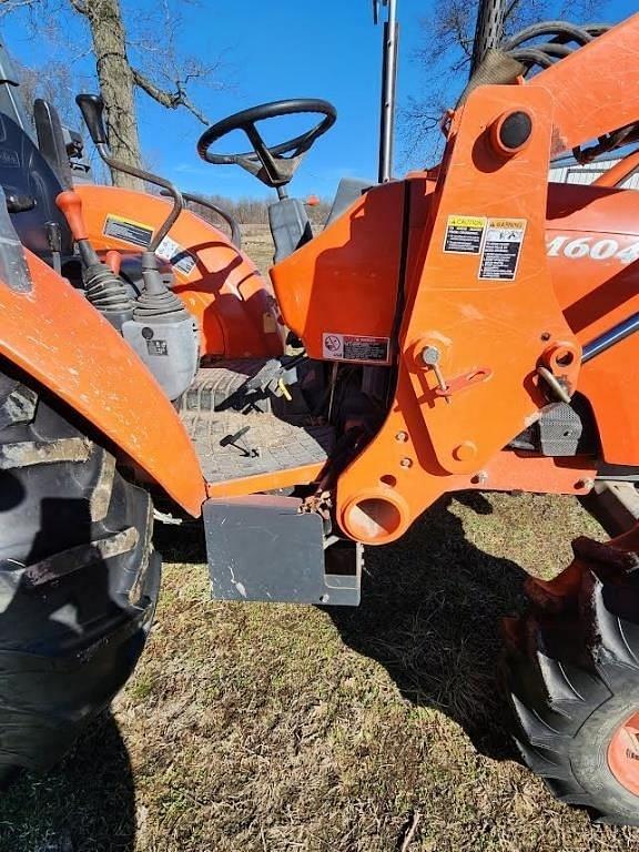 Image of Kubota M6040 equipment image 4