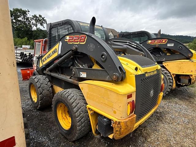 Image of New Holland L228 equipment image 4