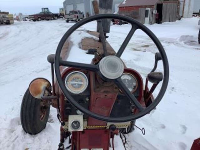 Image of Farmall 706 equipment image 4