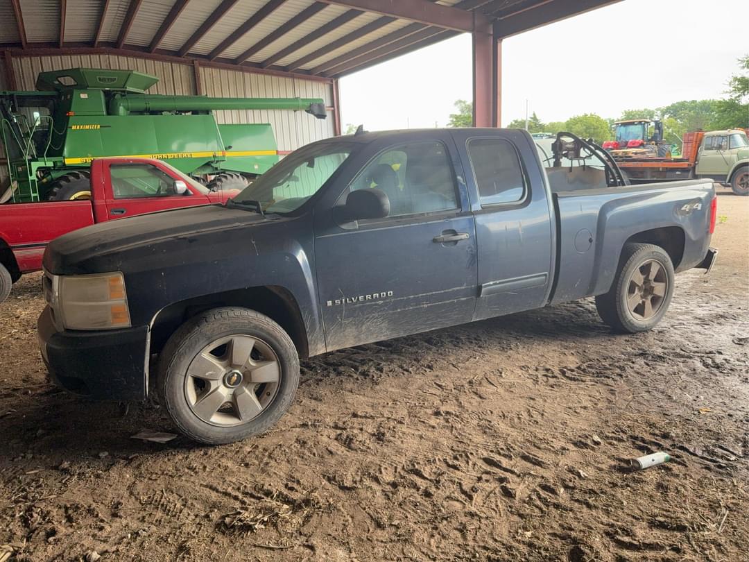 Image of Chevrolet Silverado Primary image
