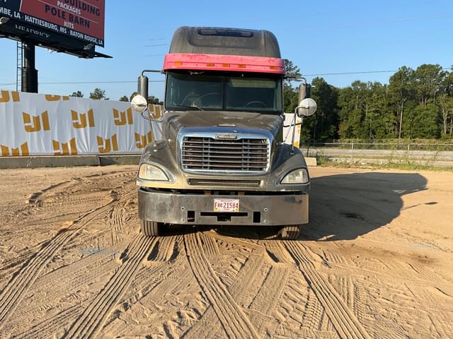 Image of Freightliner Columbia equipment image 1
